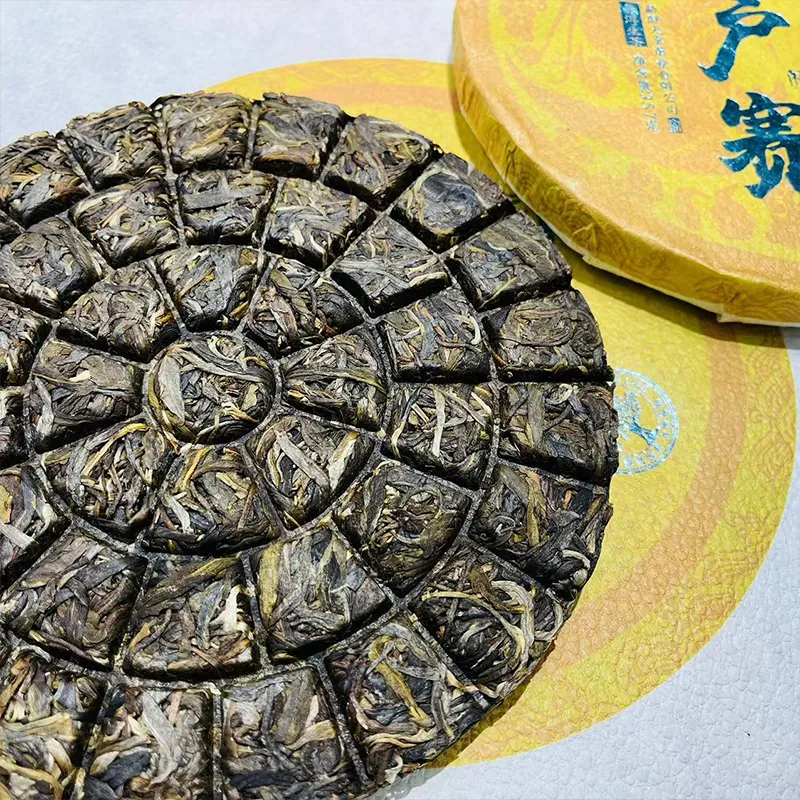 Прессованный блин сырого пуэра из Юньнани &laquo;Сяохусай&raquo; 2021 года 357 г (2)