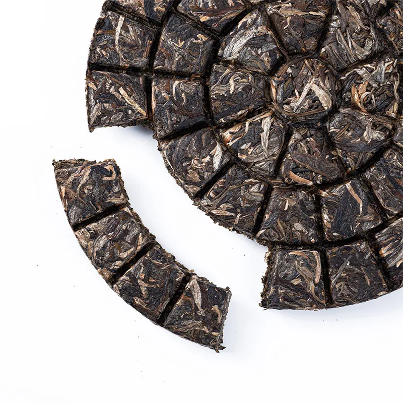 Прессованный блин сырого пуэра из Юньнани «Биндао Нуову» 2024 года 200 г (3)