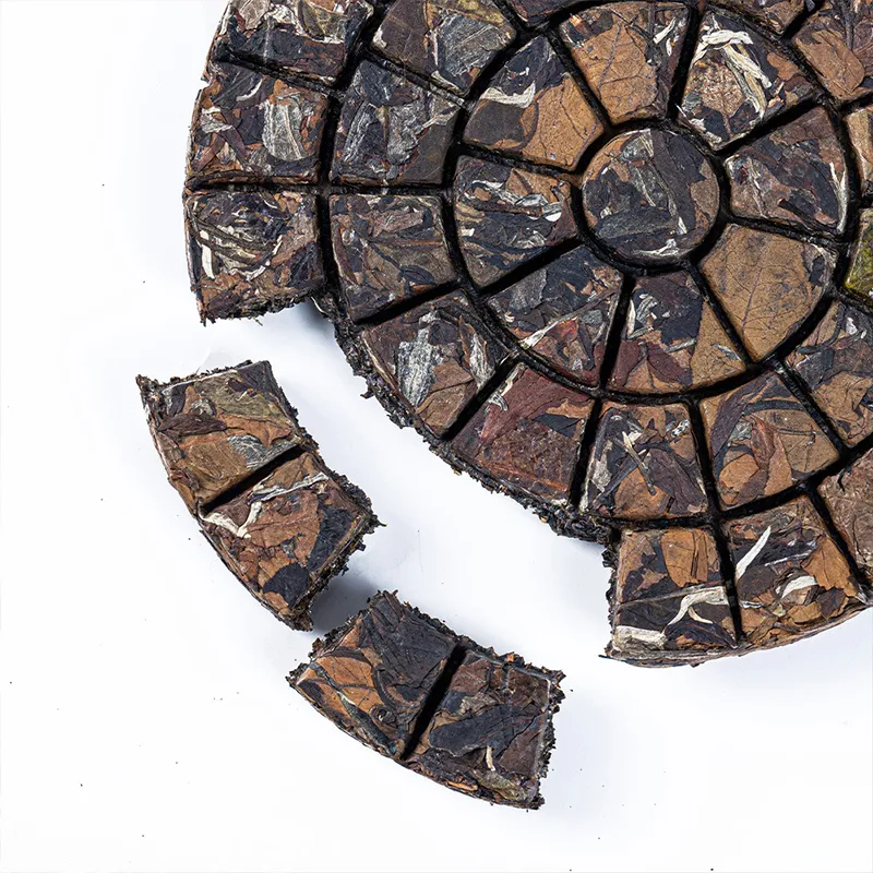 Прессованный выдержанный белый чай из листьев юньнаньских крупных деревьев 2025 года 357 г (2)